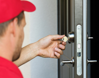 serrurier Villeurbannois en train d'installer une serrure