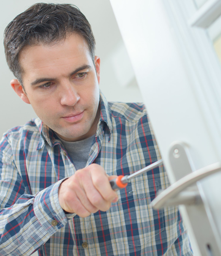 un serrurier à Lyon 3 travaillant sur une clé